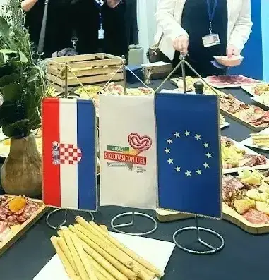 95. S klobasicom u EU (Inoxaur Table)